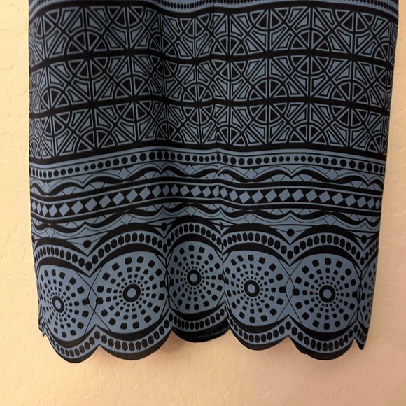 Ann Taylor LOFT Slate Blue & Black Geometric Print Shift Dress w/Scalloped Hem - Picture 6 of 15